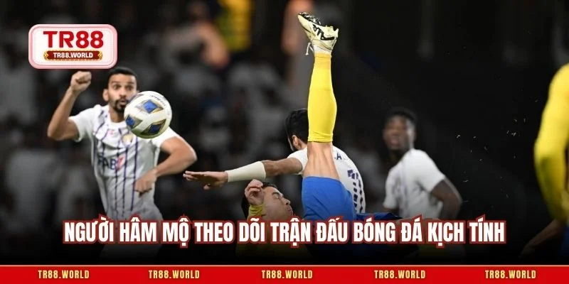 Người hâm mộ theo dõi trận đấu bóng đá kịch tính